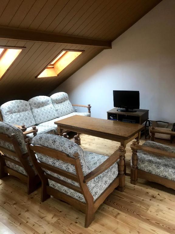 Televízia a/alebo spoločenská miestnosť v ubytovaní Domek pod Czantorią