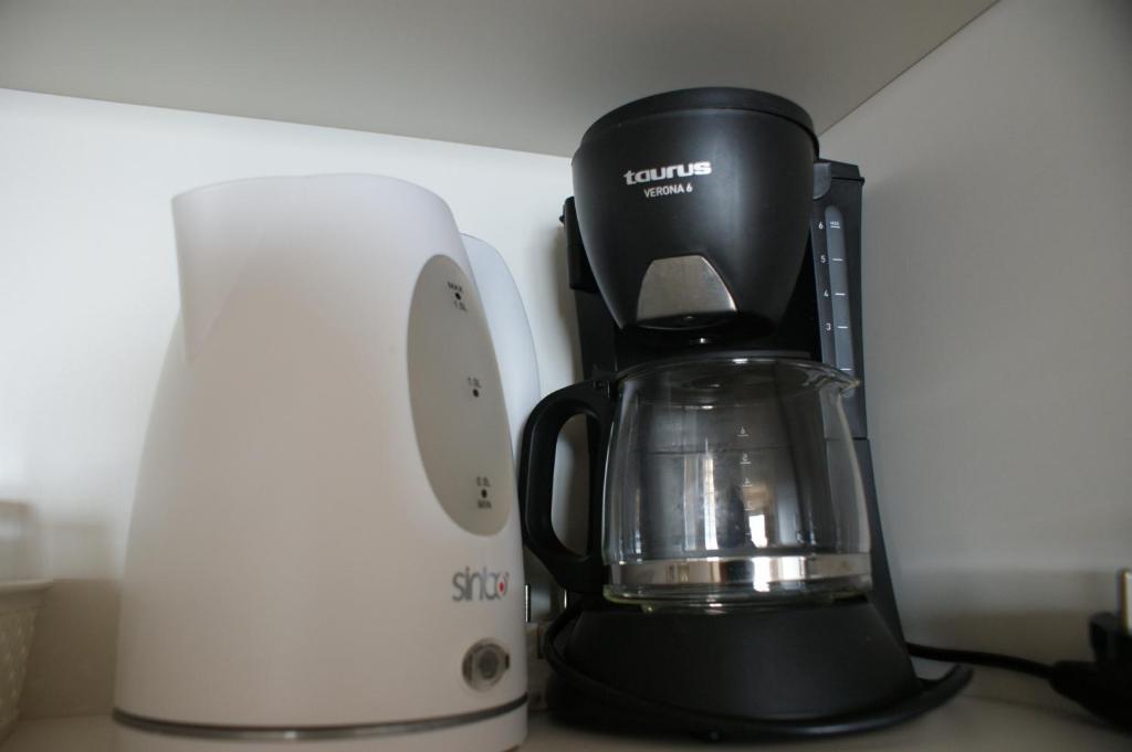 a coffee maker and a blender on a counter at Les Dunes Comodoro in Benidorm