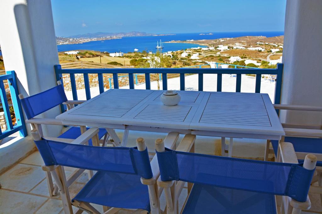 Balkon lub taras w obiekcie White Blue Houses & Apartments Paros