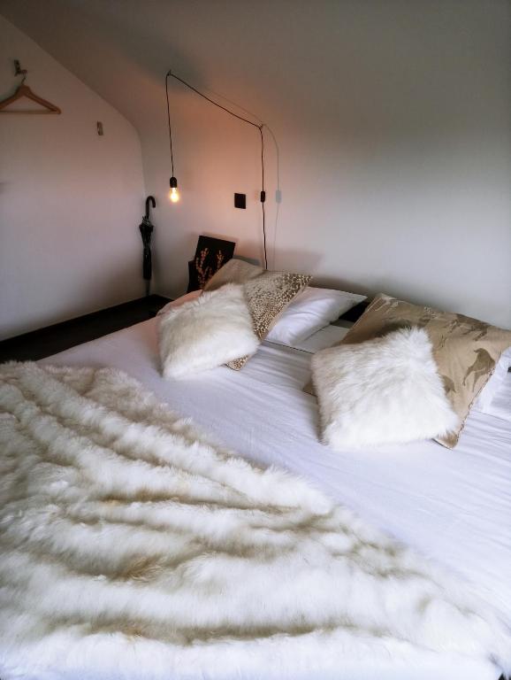 1 cama blanca grande con 2 almohadas en Oh deer!, en Vaux-sur-Sûre