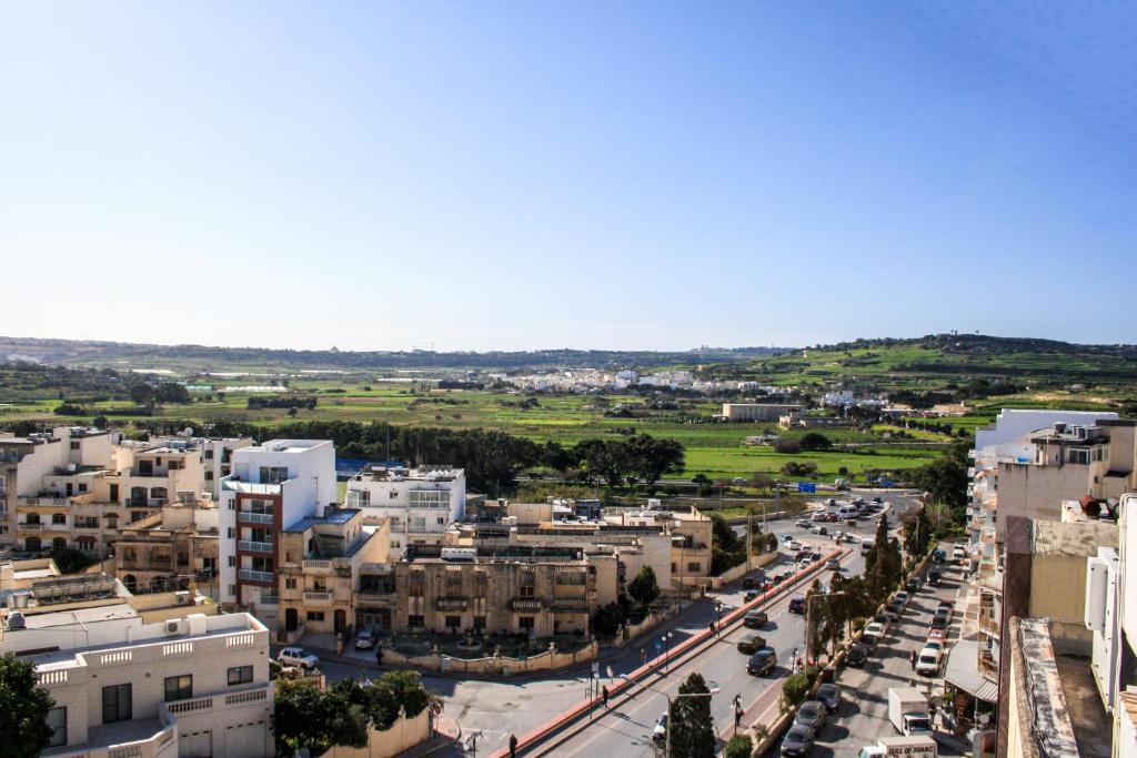 una vista aerea di una città con edifici e una strada di Coral Hotel a San Pawl il-Baħar