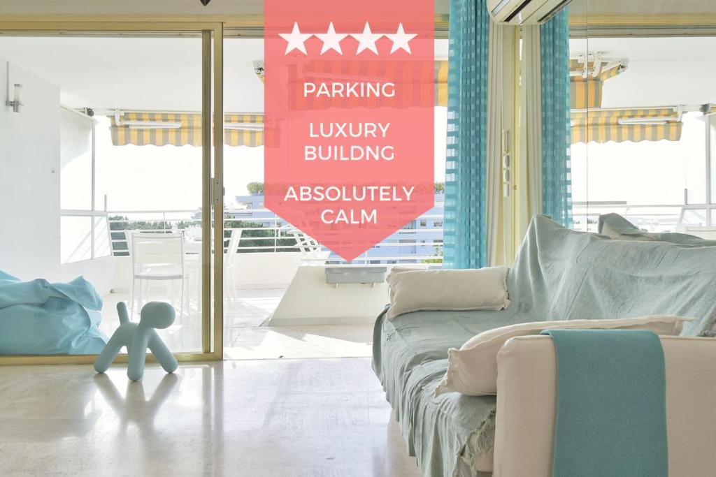 un ours en peluche assis sur le sol à côté d'un lit dans l'établissement Prestigious Residence with Terrace and Pool, à Cannes