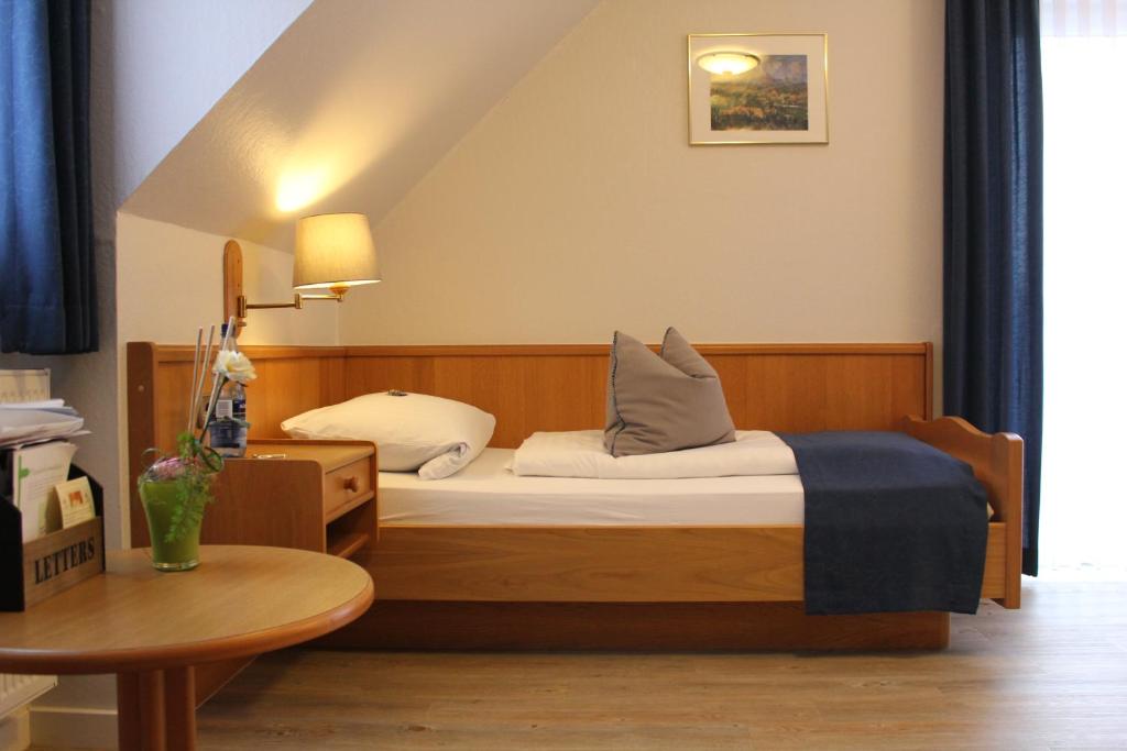 Postel nebo postele na pokoji v ubytování Hotel Zum Märchenwald