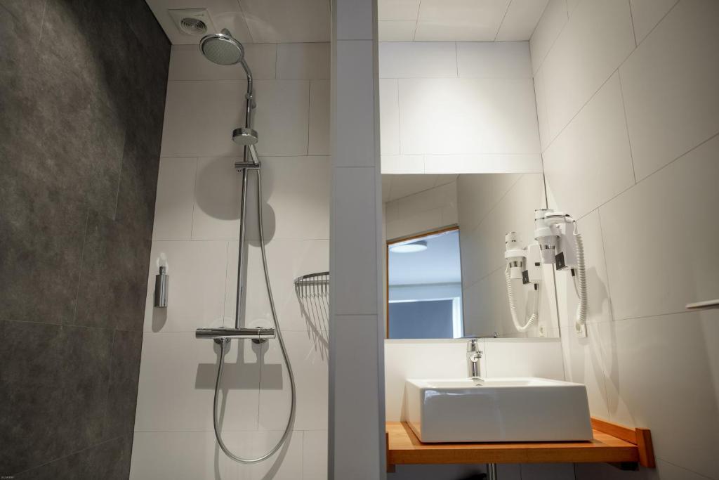 Koupelna v ubytování RAVeL Hotel Cyrano