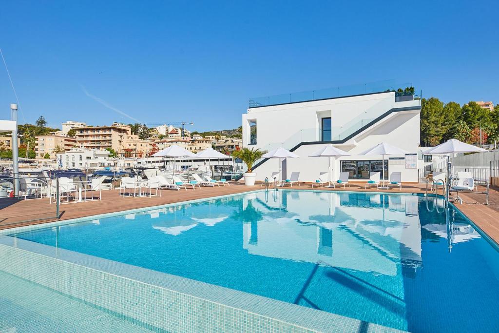 una gran piscina frente a un edificio en Calanova Sports Residence, en Palma de Mallorca