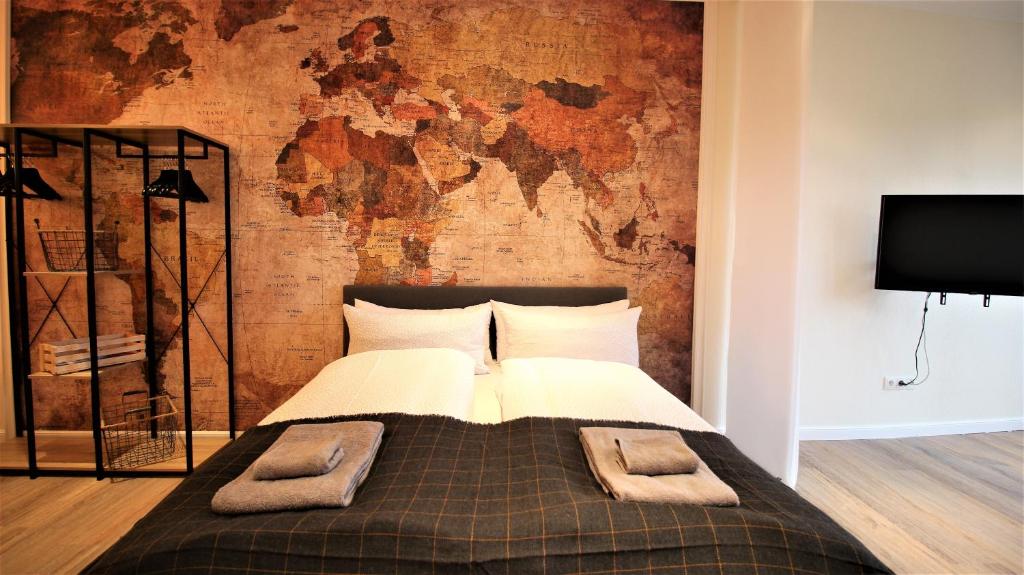 - une chambre avec un lit et une carte murale dans l'établissement Gemütliches Studio im Herzen Würzburgs, à Wurtzbourg