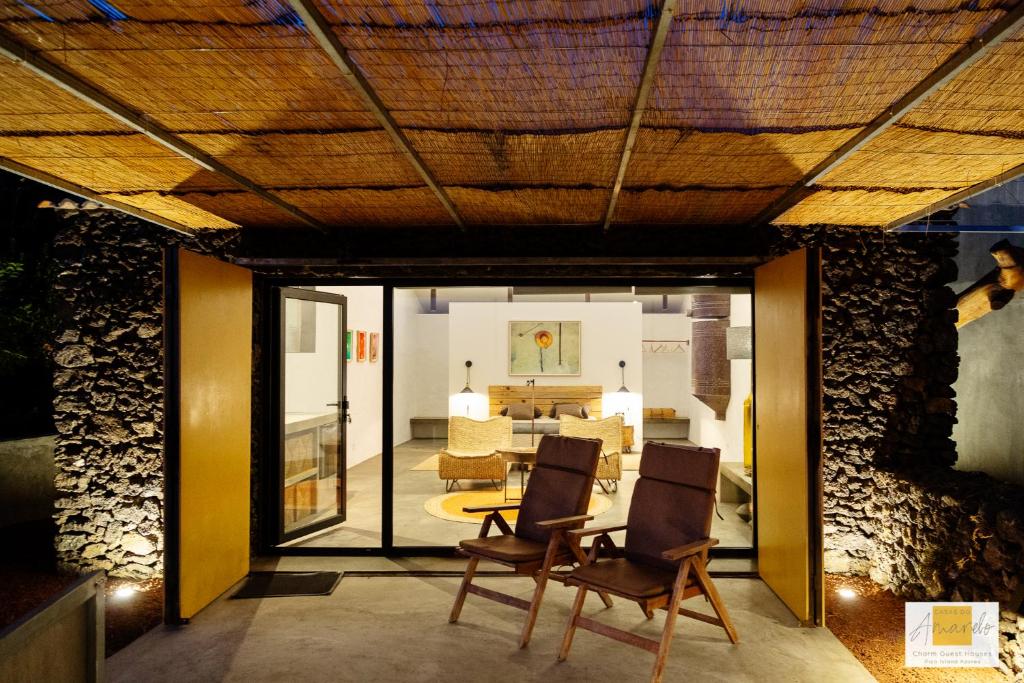 une chambre avec deux chaises et une table ainsi qu'une chambre avec une salle à manger dans l'établissement Casas do Amarelo, à São Mateus
