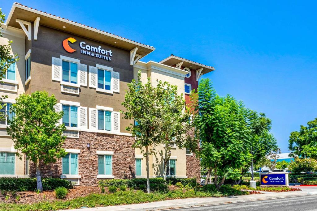 a building with a sign for a comfort inn at Comfort Inn & Suites Near Ontario Airport in Ontario