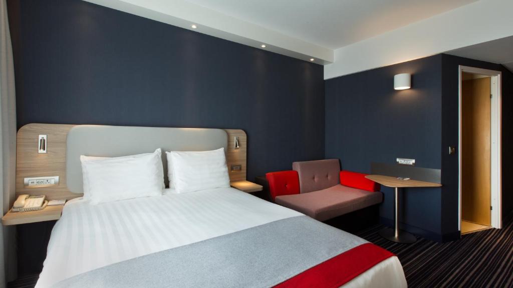 Postel nebo postele na pokoji v ubytování Holiday Inn Express Geneva Airport by IHG