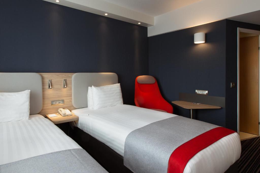 Postel nebo postele na pokoji v ubytování Holiday Inn Express Geneva Airport by IHG