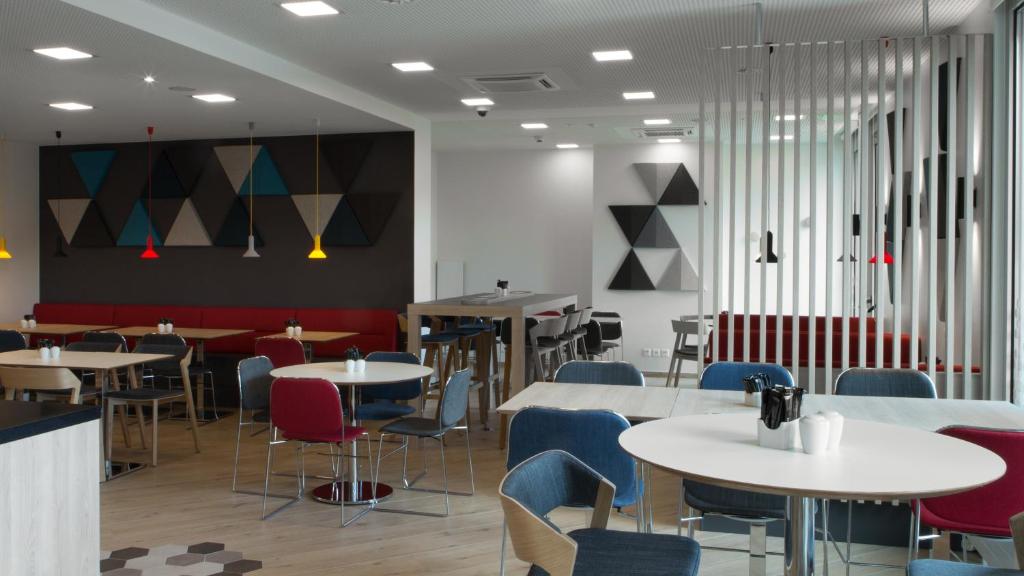 Restaurace v ubytování Holiday Inn Express Geneva Airport by IHG