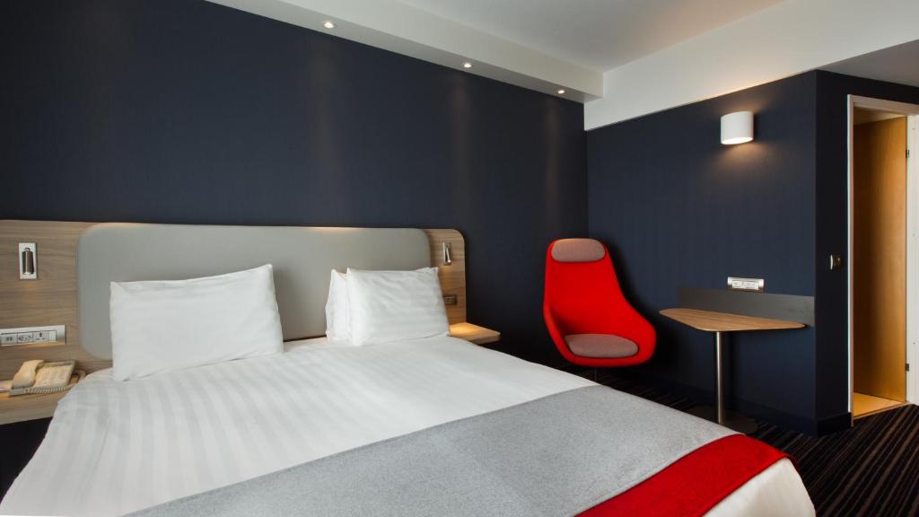 Postel nebo postele na pokoji v ubytování Holiday Inn Express Geneva Airport by IHG