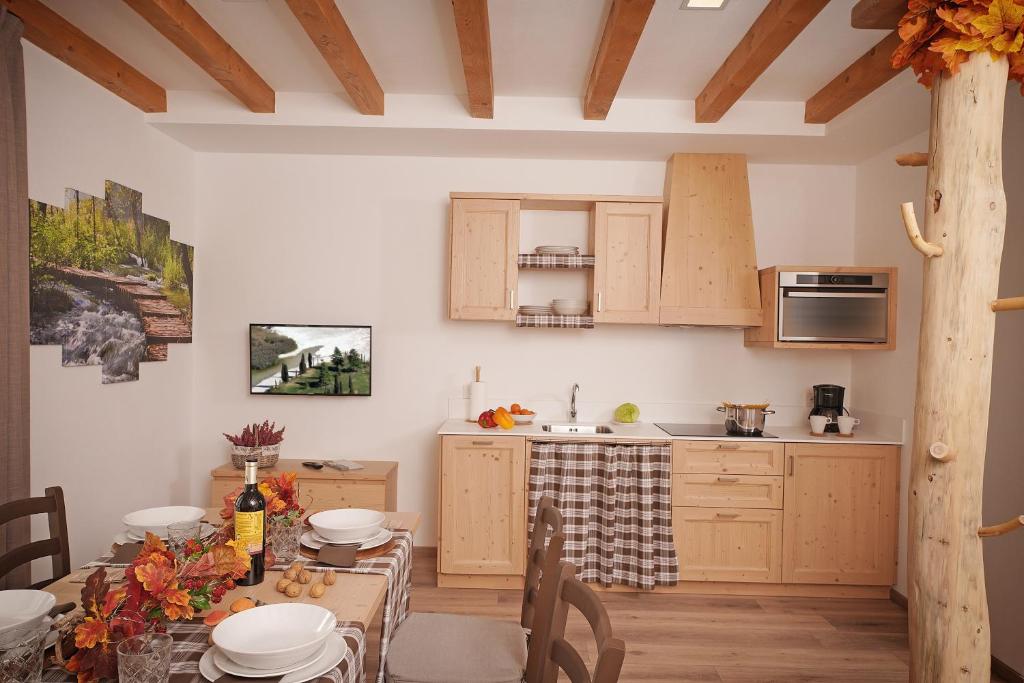 cocina y comedor con mesa y sillas en Agriturismo Hegemone, en Tremosine Sul Garda