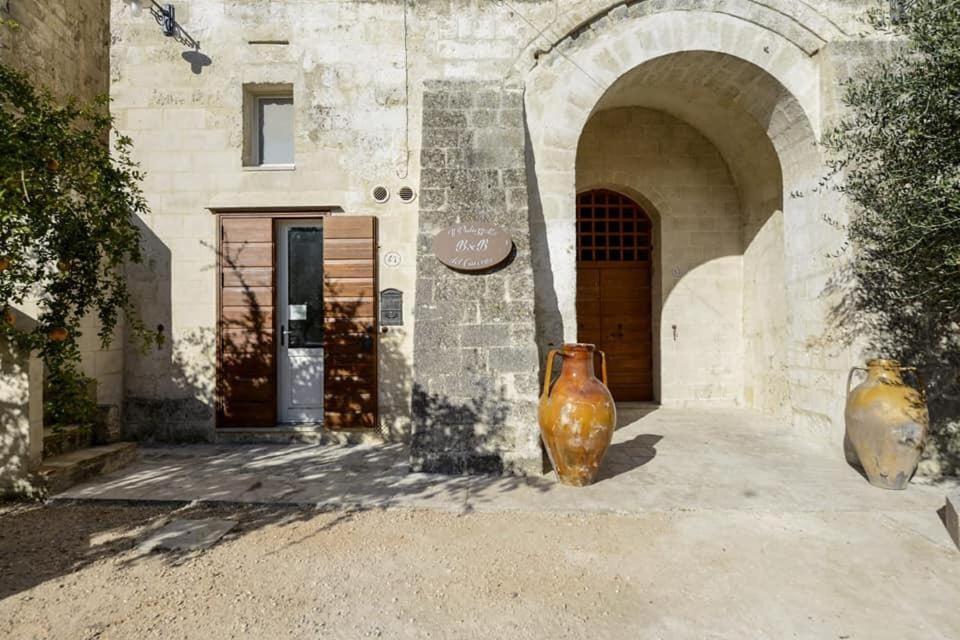 Deux grands vases assis devant un bâtiment dans l'établissement B&B Il Palazzotto del Caveoso, à Matera