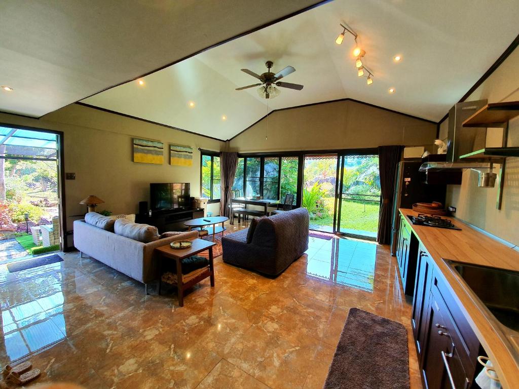 Khu vực ghế ngồi tại UTOPAI Stone Garden Vacation Home, Pai!