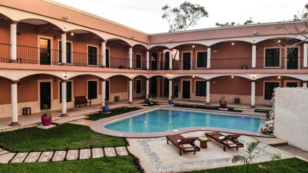 Bazén v ubytování Hotel Los Frailes, Valladolid, Yucatán nebo v jeho okolí