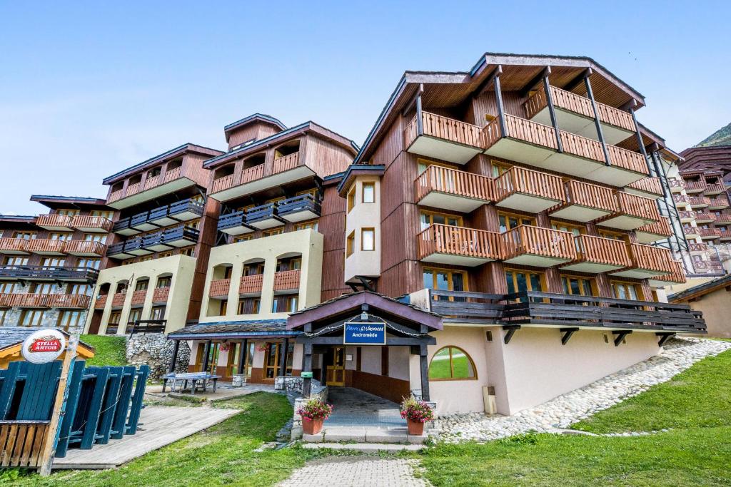 een gebouw met balkons aan de zijkant bij Résidence Pierre & Vacances Les Constellations in Belle Plagne