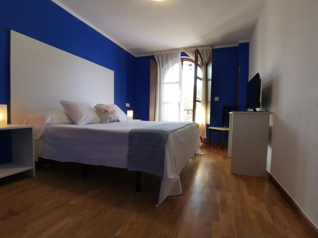 A bed or beds in a room at Hotel El Trasgu