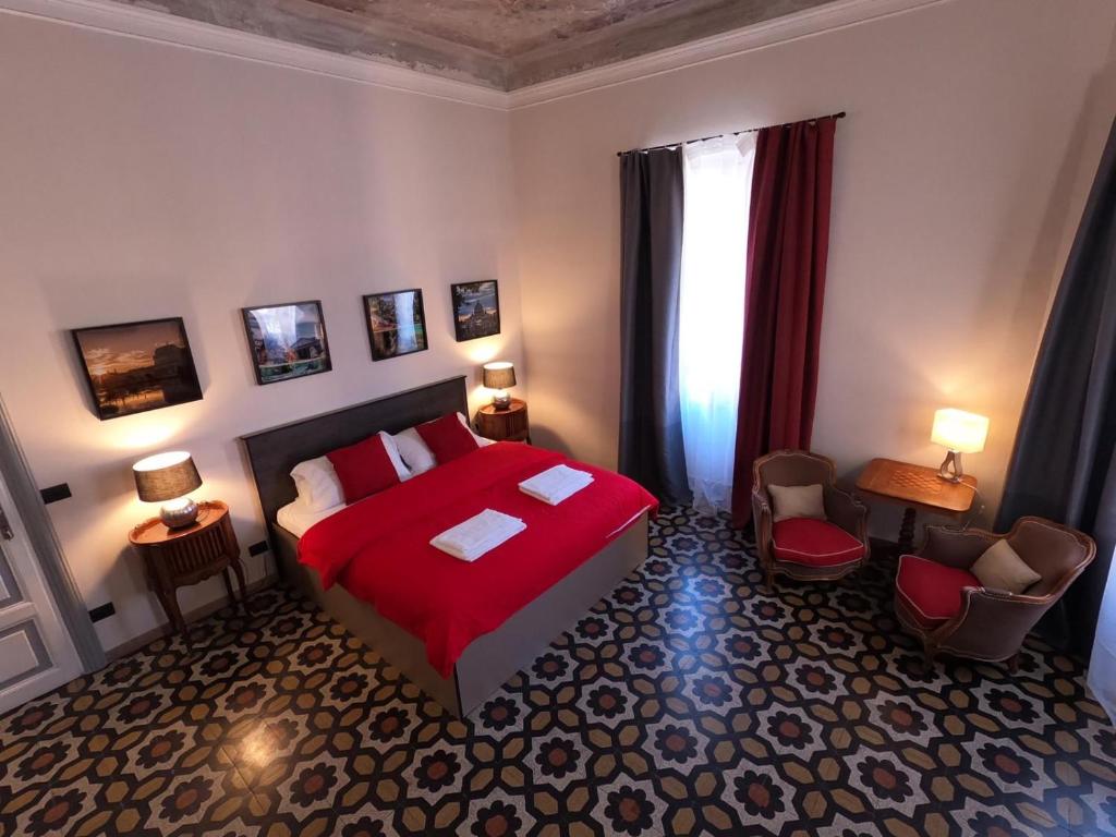 Virgilio Suite في روما: غرفة نوم بسرير احمر ونافذة
