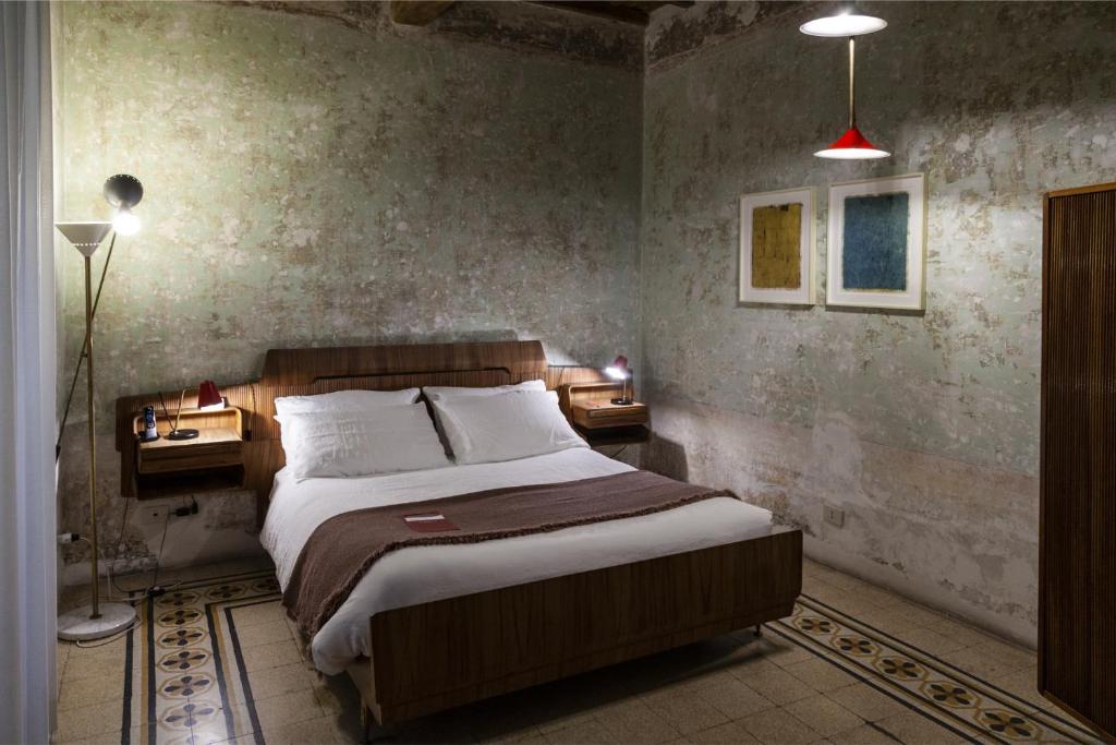 sypialnia z łóżkiem i 2 szafkami nocnymi w obiekcie G-Rough, Rome, a Member of Design Hotels w Rzymie