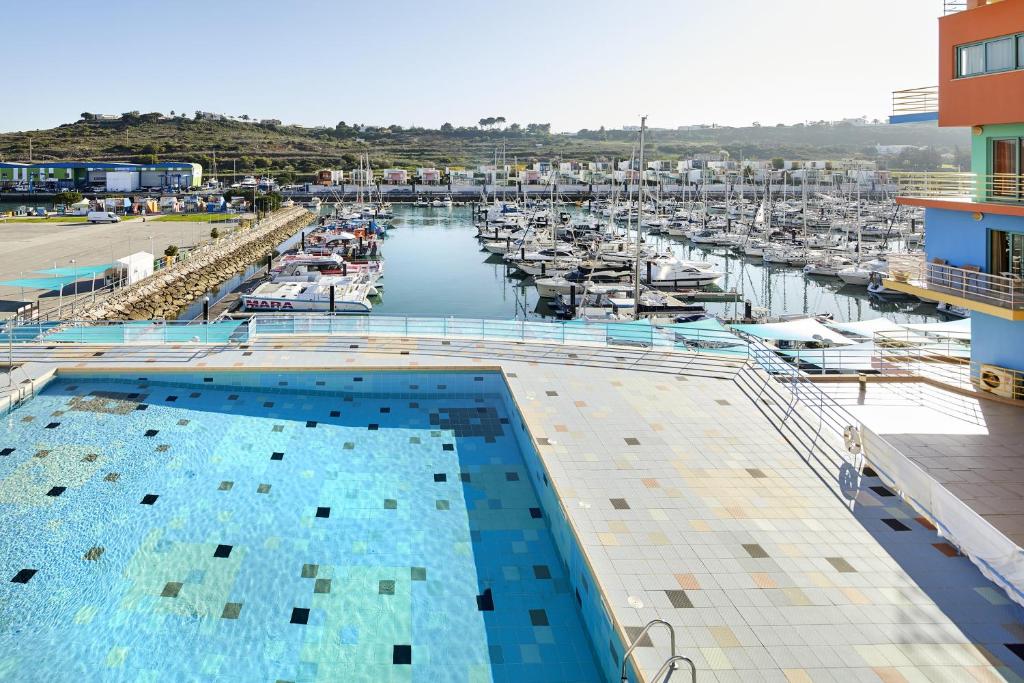 Piscine de l'établissement Casas Barulho Albufeira Marina ou située à proximité