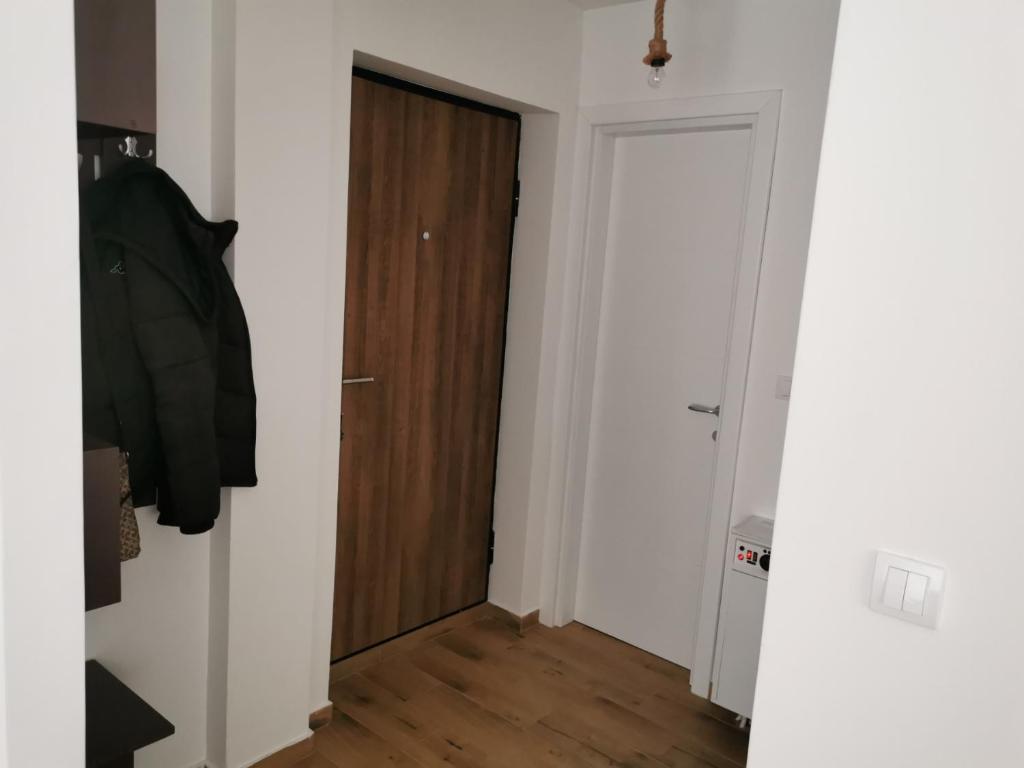 a hallway with a wooden door in a room at Iznad oblaka A1 in Kopaonik