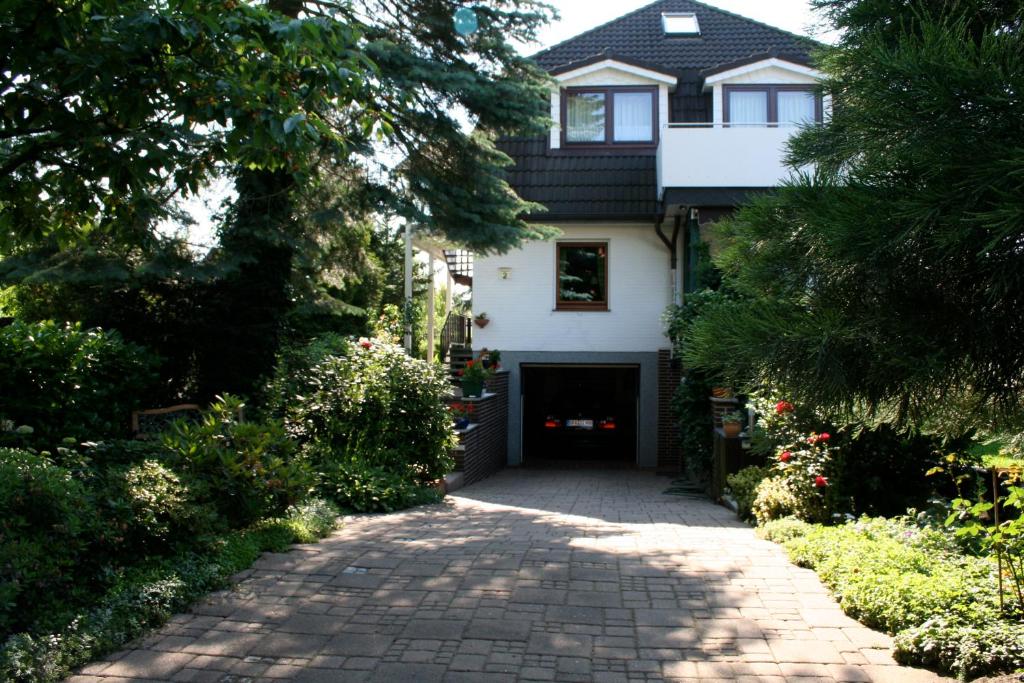 a house with a driveway in front of it at Ferienwohungen Ingrid Gevers in Schneverdingen