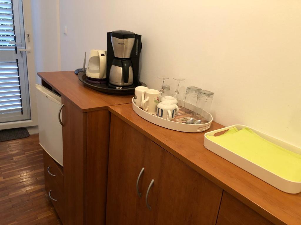 Príslušenstvo na prípravu kávy alebo čaju v ubytovaní Guest House Katić