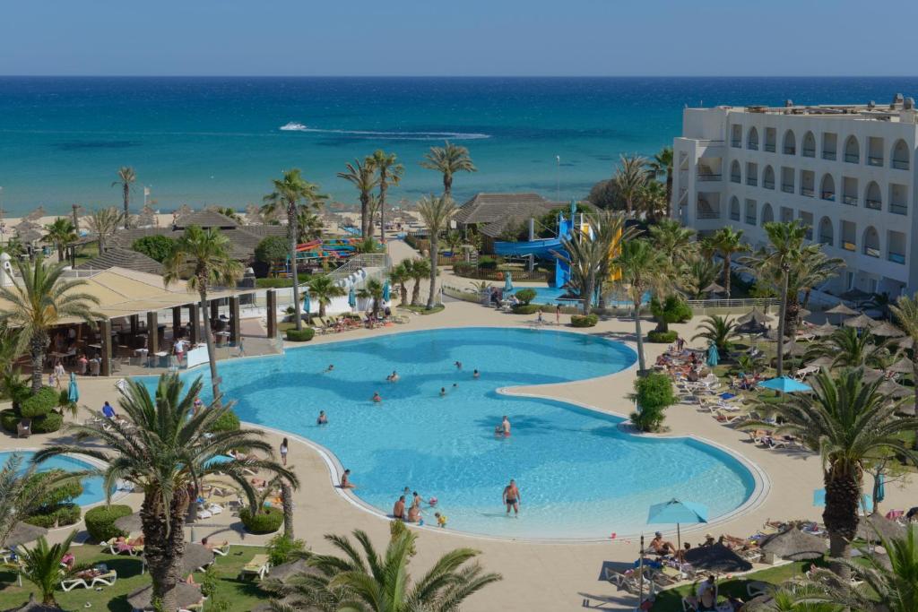 uma vista superior de uma piscina num resort em Nozha Beach Resort & Spa em Hammamet