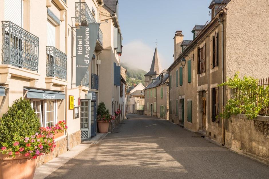 an empty street in a small town with buildings at Hôtel d'Angleterre in Arreau