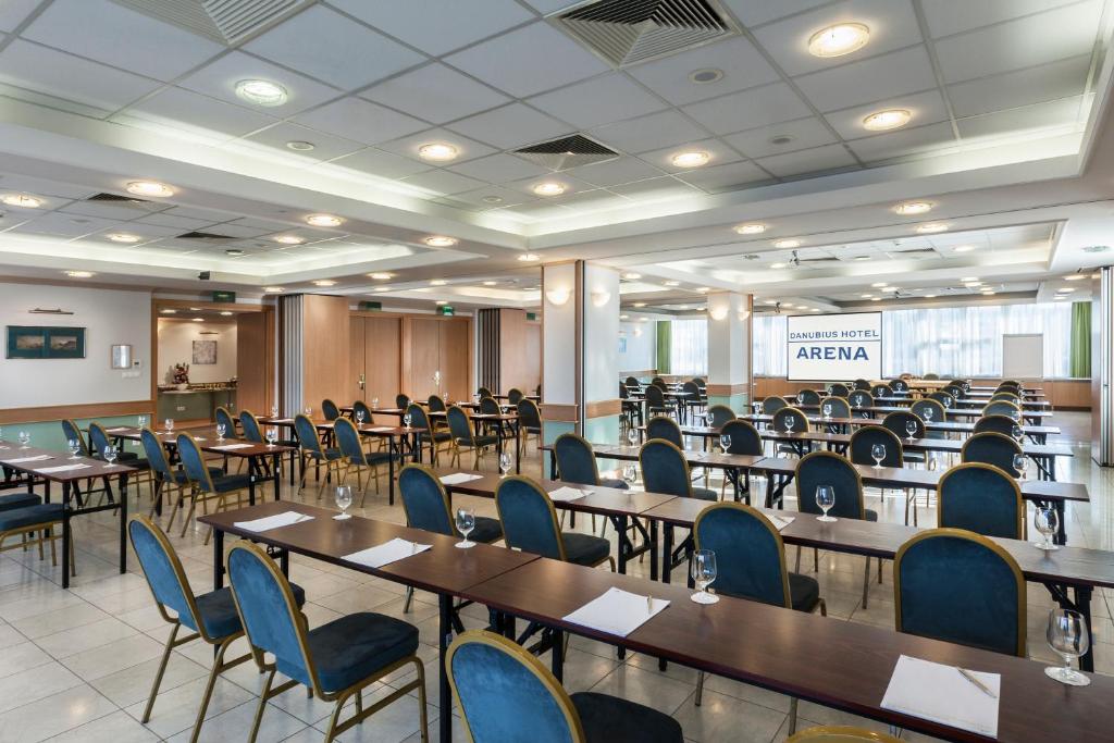 A restaurant or other place to eat at Danubius Hotel Arena