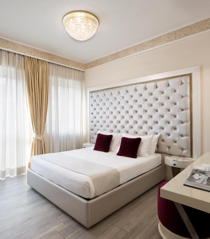 Postel nebo postele na pokoji v ubytování Suite Milano Duomo