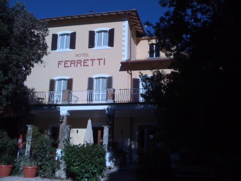 un gran edificio con las palabras hotel ferretti en Albergo Ristorante Ferretti, en Monteluco