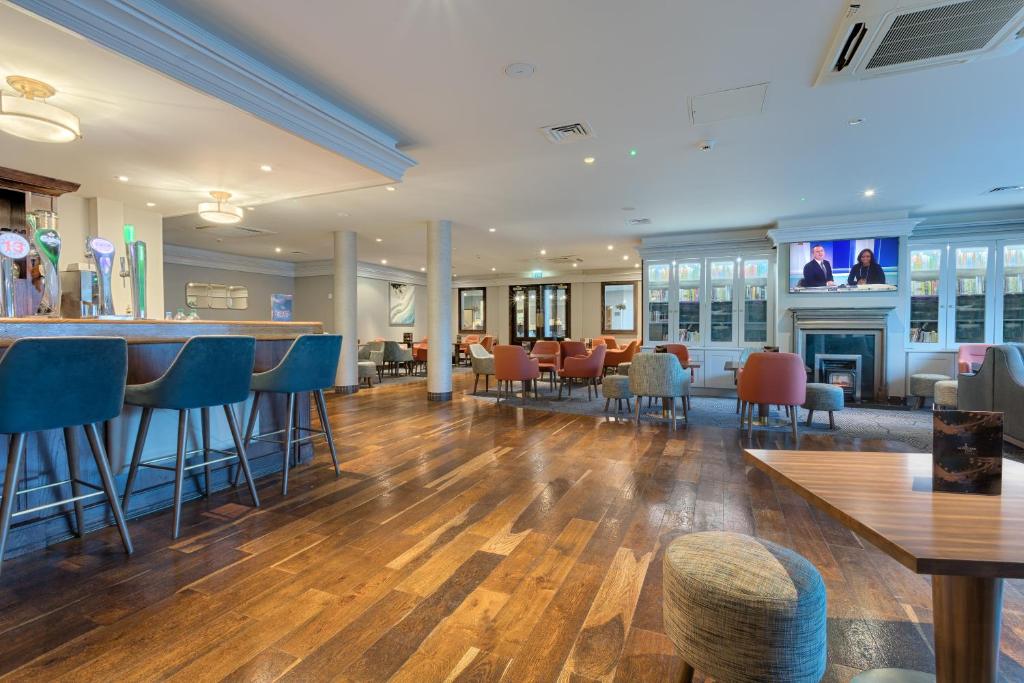 TV a/nebo společenská místnost v ubytování McWilliam Park Hotel