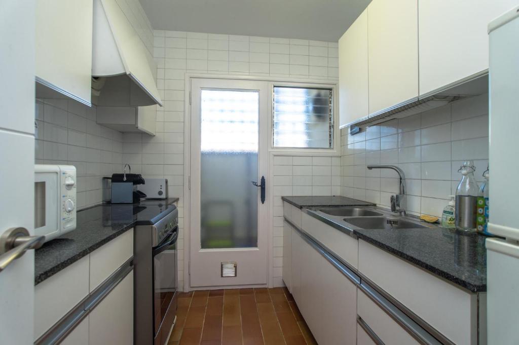 Kuchyň nebo kuchyňský kout v ubytování BF-5 CALELLA DE PALAFRUGELL 4 PAX