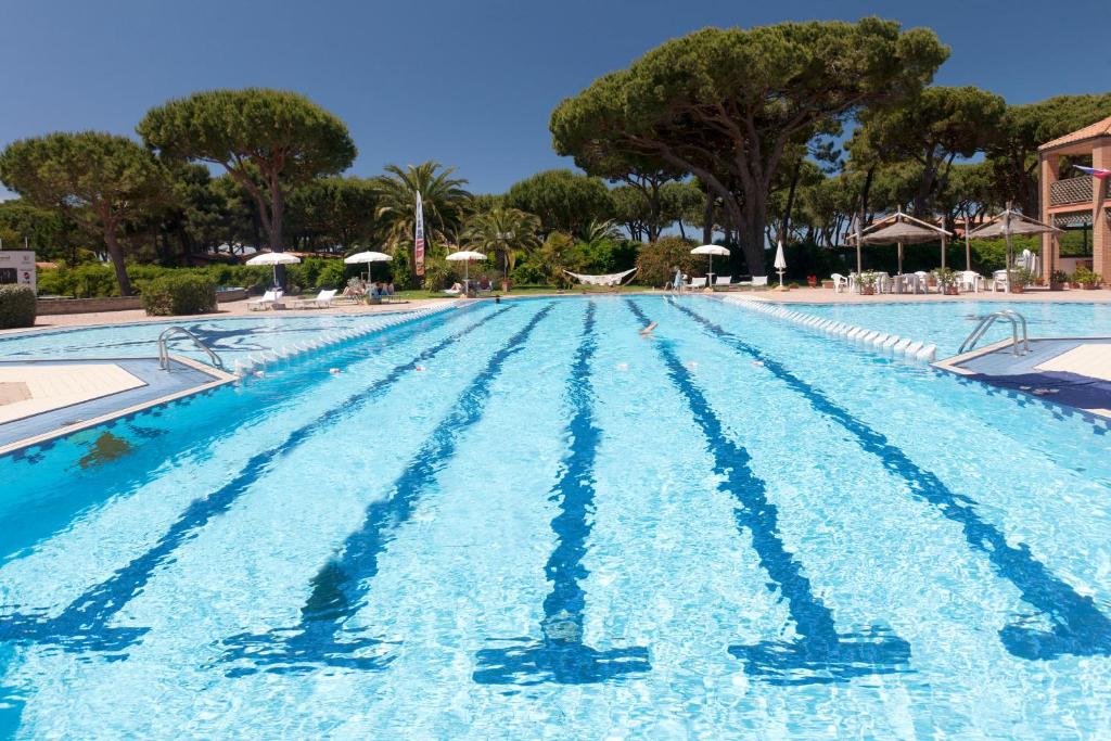 Bazén v ubytovaní Happy Sea Home Monolocale Angolo Cottura 4 pax alebo v jeho blízkosti