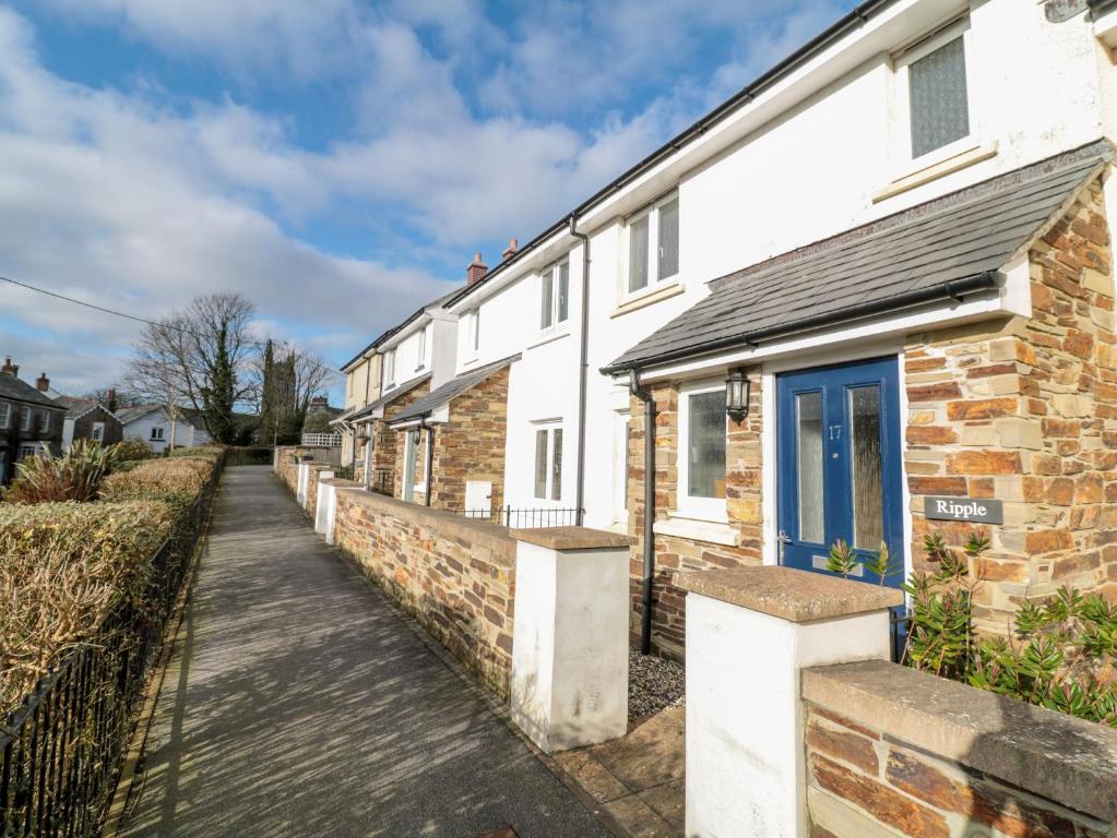una fila di case bianche su una strada di Ripple a Bodmin