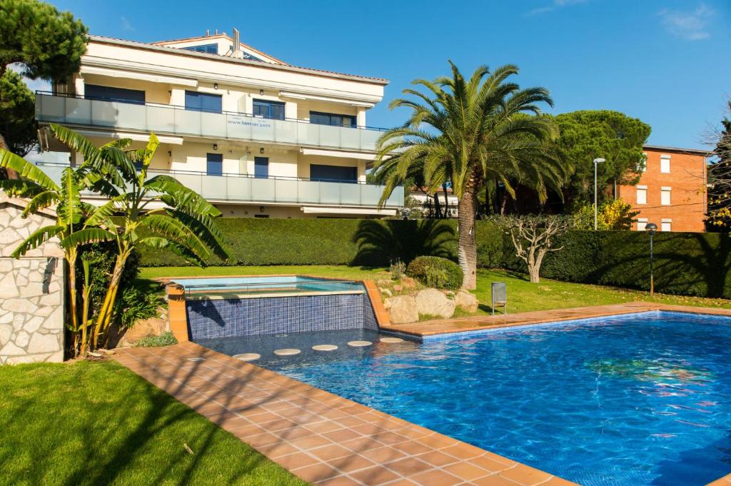 uma piscina em frente a um edifício em BL-1 CALELLA DE PALAFRUGELL 6 PAX em Calella de Palafrugell