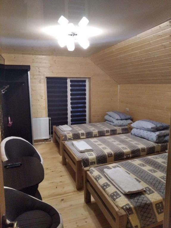 Postel nebo postele na pokoji v ubytování Lisnyi