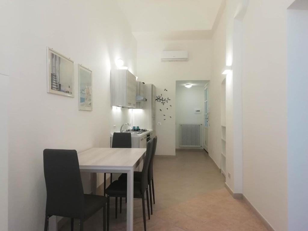 Kuchnia lub aneks kuchenny w obiekcie MistrangeloHome 5 - Appartamento in Pieno Centro