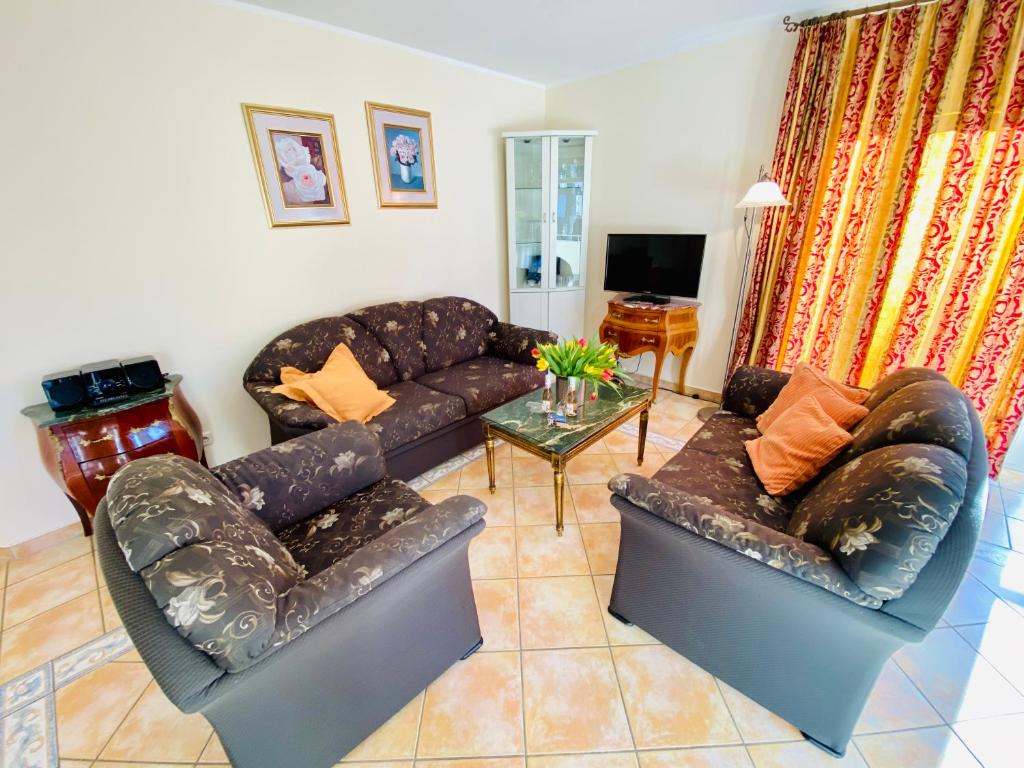 ein Wohnzimmer mit 2 Sofas und einem Tisch in der Unterkunft Residenz Bleichröder - Ferienwohnung 17 in Heringsdorf