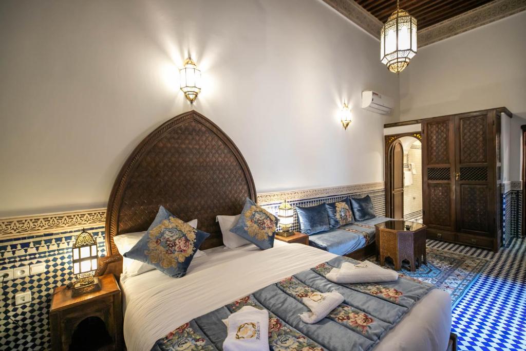 Una cama o camas en una habitación de Riad Sidrat Fes