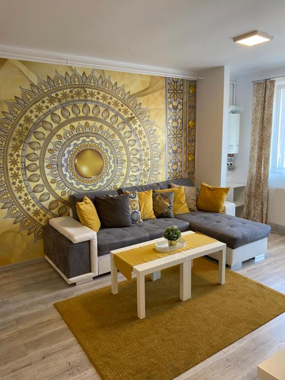 ein Wohnzimmer mit einem Sofa und einem Tisch in der Unterkunft Harmony apartment Sinaia in Sinaia