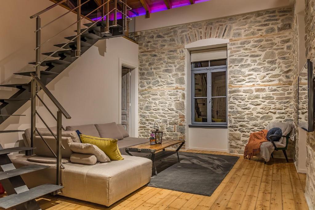 Χώρος καθιστικού στο PomeGranate Suites