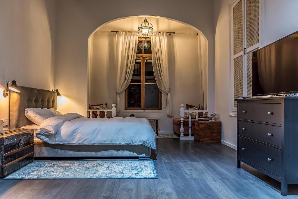 Ένα ή περισσότερα κρεβάτια σε δωμάτιο στο PomeGranate Suites