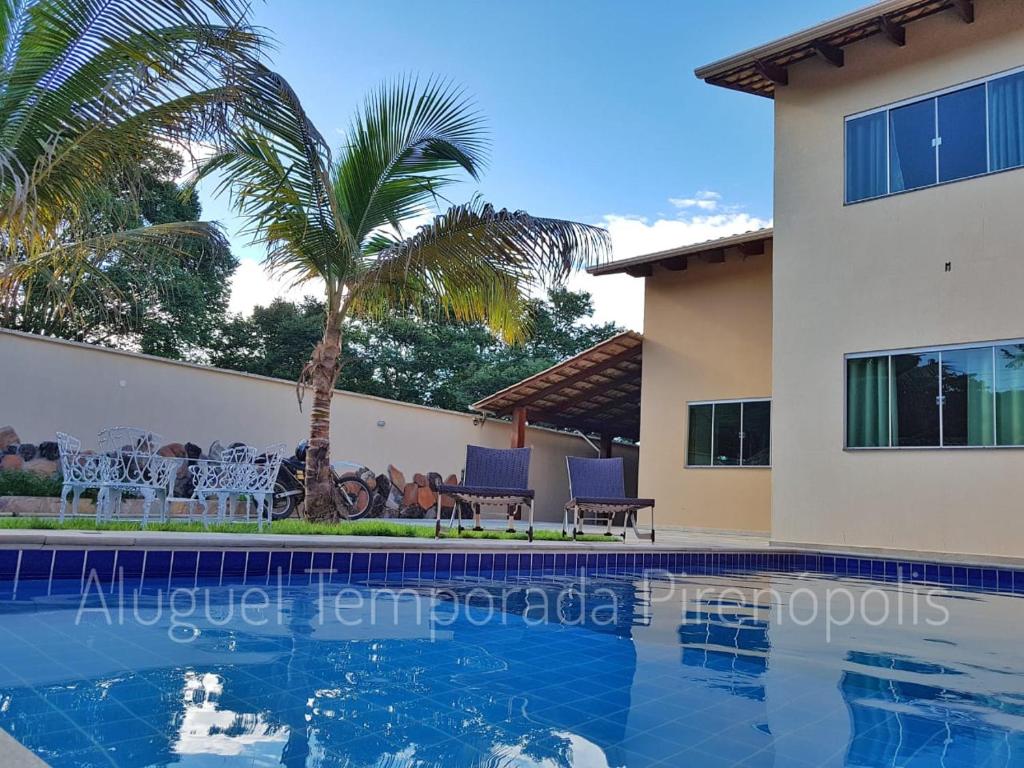 una piscina frente a una casa en Casa Lazer, en Pirenópolis