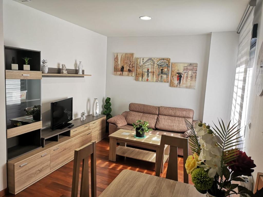 sala de estar con sofá y mesa en Apartamentos Hemar Granada, en Granada