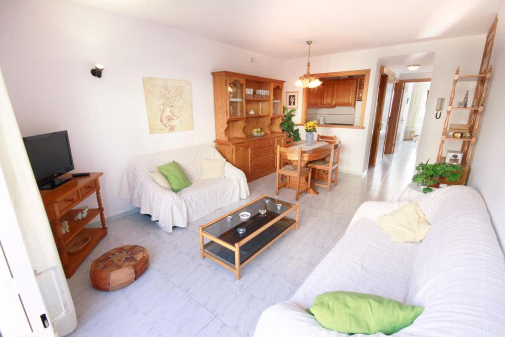 波延薩港的住宿－Dalia，客厅配有2张白色沙发和电视