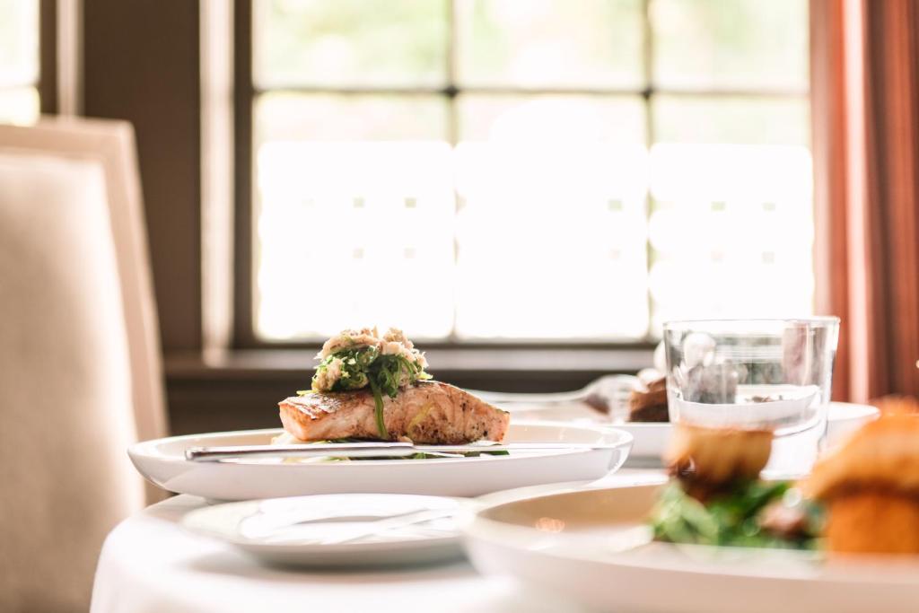 una mesa con dos platos de comida. en The Willcox, en Aiken