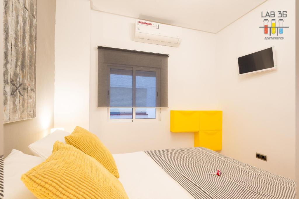 Televízia a/alebo spoločenská miestnosť v ubytovaní LAB 36 Apartaments